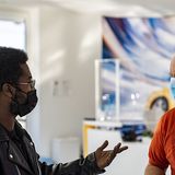 Verkäufer Infinite Murphy erklärt die Prozedur