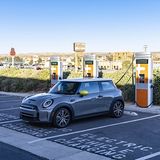Die ChargePoint Ladesäulen befinden sich hinter einer Outlet Mall und sehen nicht nur modern aus, sondern sind es auch