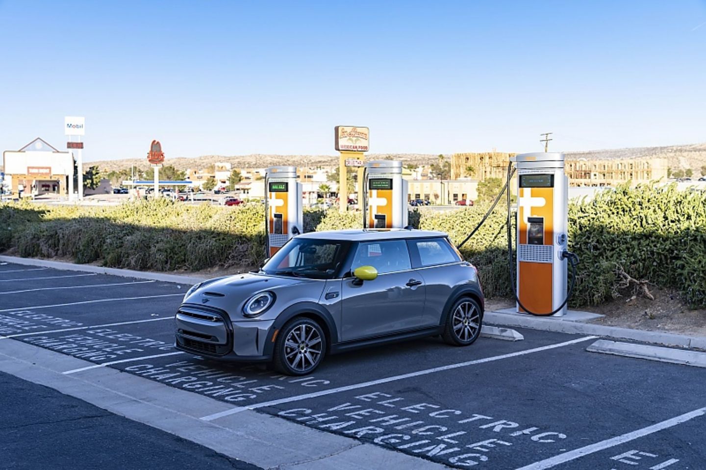 Die ChargePoint Ladesäulen befinden sich hinter einer Outlet Mall und sehen nicht nur modern aus, sondern sind es auch