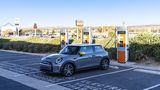 Die ChargePoint Ladesäulen befinden sich hinter einer Outlet Mall und sehen nicht nur modern aus, sondern sind es auch