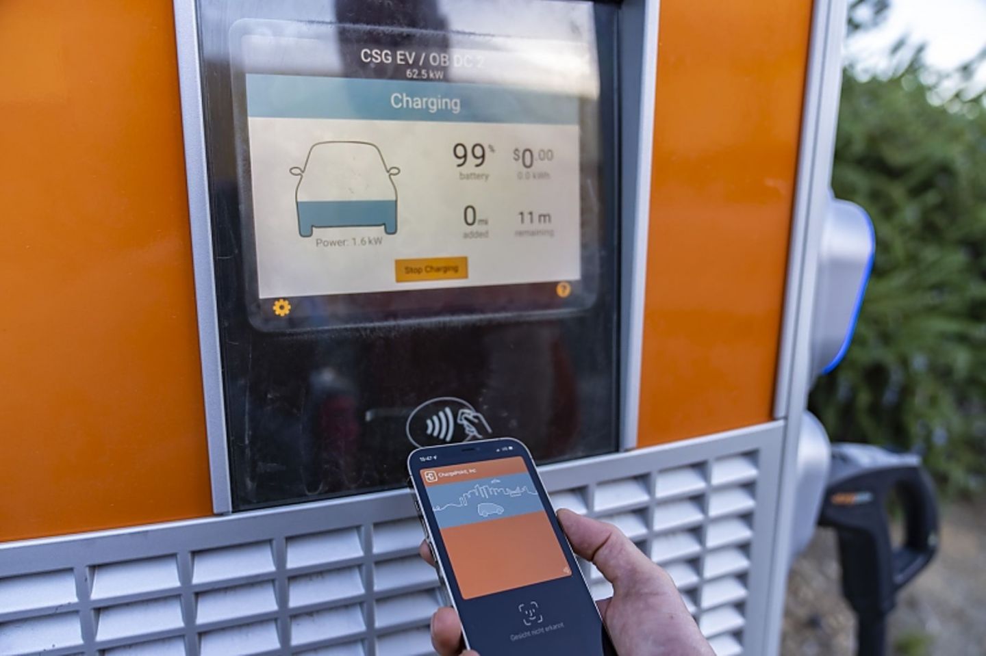 Der Ladevorgang wird per Apple Wallet bezahlt
