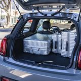 Der Mini Cooper SE muss einiges an Gepäck mitschleppen