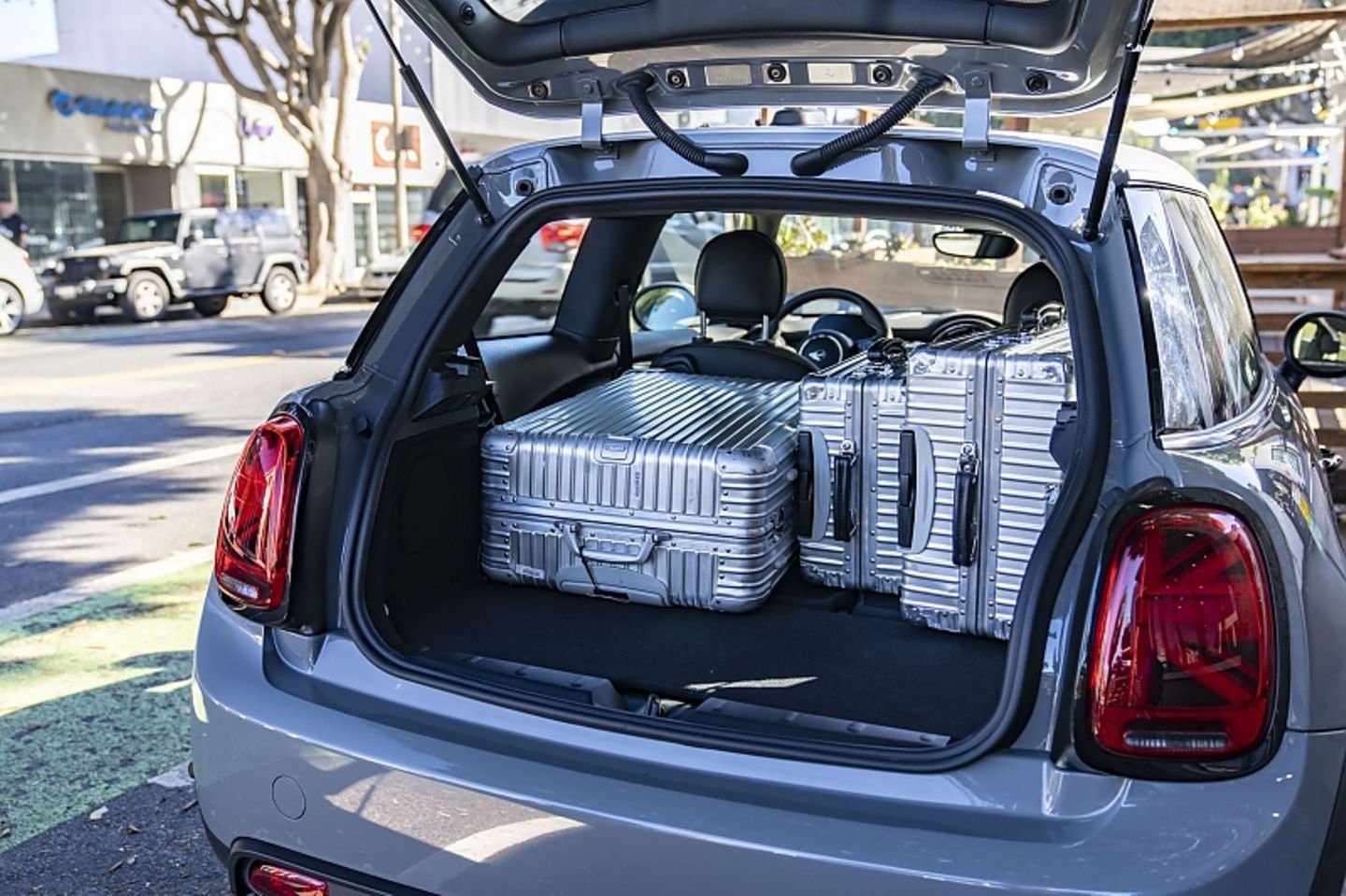Der Mini Cooper SE muss einiges an Gepäck mitschleppen
