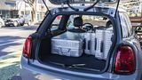 Der Mini Cooper SE muss einiges an Gepäck mitschleppen