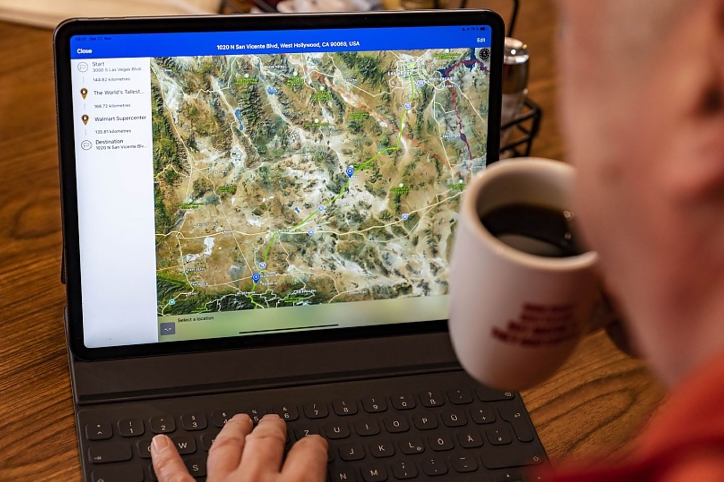 Auf dem Laptop schaut die Fahrt simpel aus, doch die Realität der Elektromobilität holt uns schnell ein