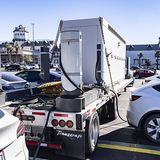 An der Grenze von Kalifornien und Nevada hat Tesla eine Ladestation errichtet. Der Andrang ist bisweilen so groß, dass mobile Sä