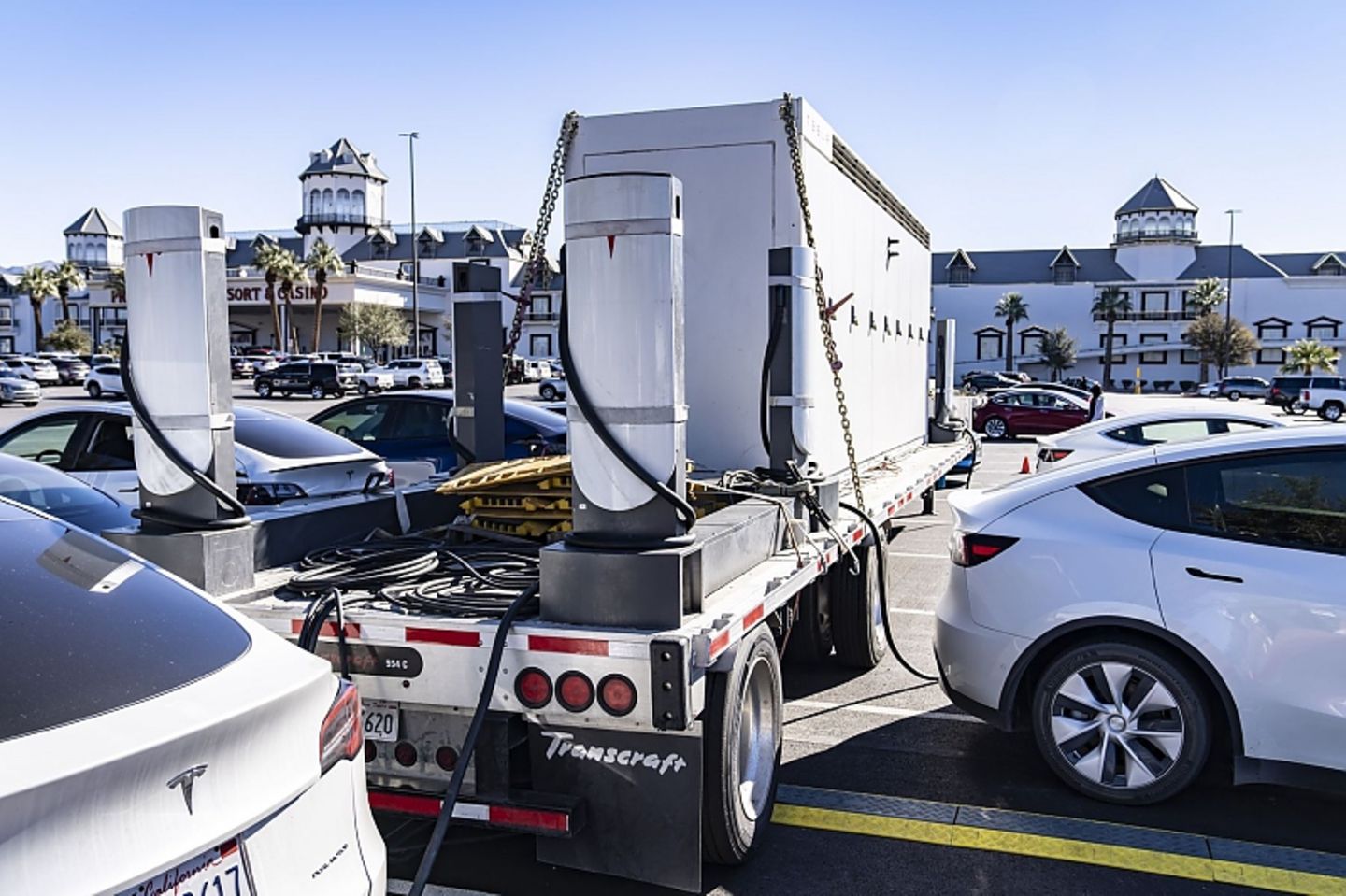 An der Grenze von Kalifornien und Nevada hat Tesla eine Ladestation errichtet. Der Andrang ist bisweilen so groß, dass mobile Sä