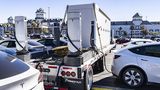 An der Grenze von Kalifornien und Nevada hat Tesla eine Ladestation errichtet. Der Andrang ist bisweilen so groß, dass mobile Sä