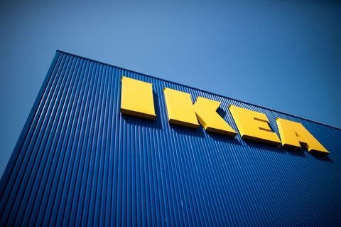 Der Schriftzug IKEA ist auf der Fassade eines Möbelhauses zu sehen