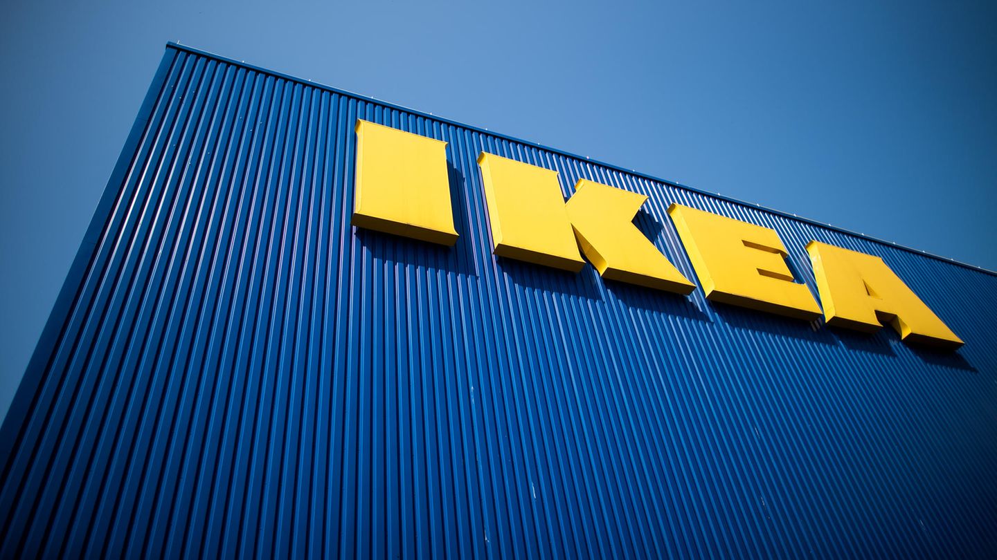 Der Schriftzug IKEA ist auf der Fassade eines Möbelhauses zu sehen