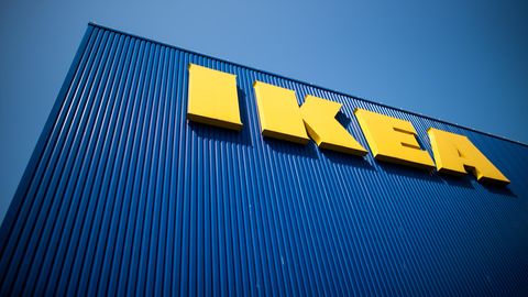 Der Schriftzug IKEA ist auf der Fassade eines Möbelhauses zu sehen