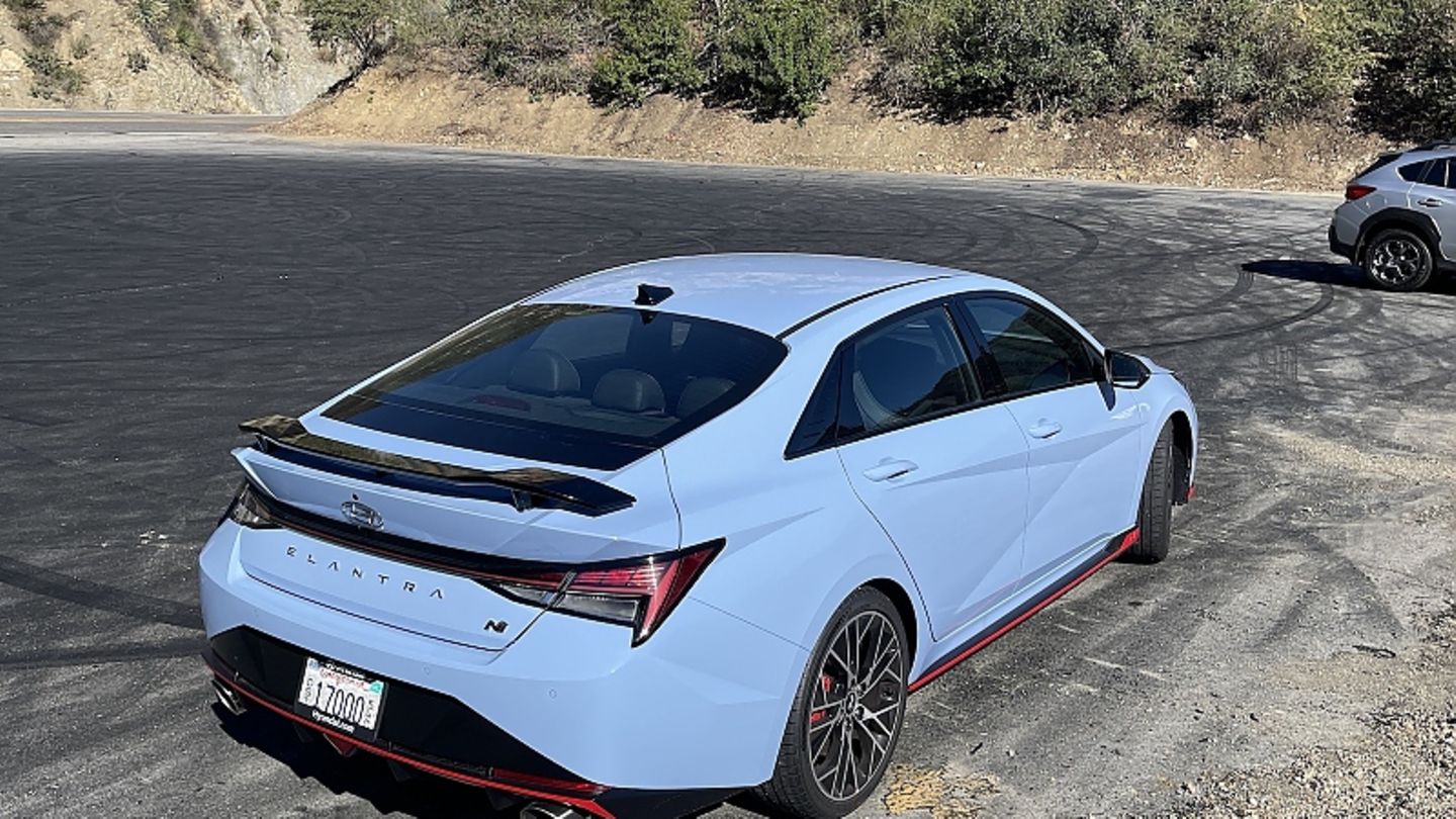 Hyundai Elantra N: backpack with handle man Hyundai Elantra N: backpack with handle man