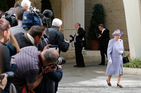 Queen Elizabeth vor einer Horde Fotografen