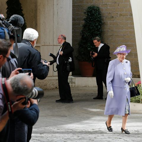 Queen Elizabeth vor einer Horde Fotografen