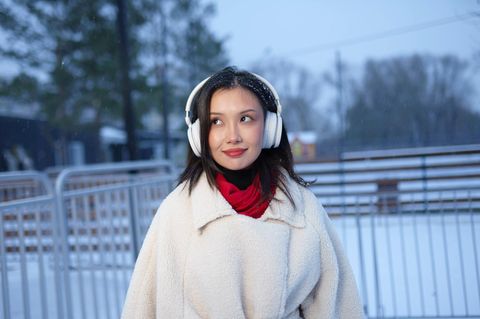 Eine junge Frau hört Musik via Spotify