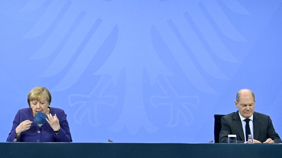 Bundeskanzlerin Angela Merkel (CDU, l) und der Finanzminister und designierte Bundeskanzler Olaf Scholz (SPD)