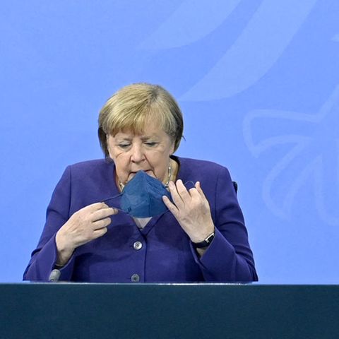 Bundeskanzlerin Angela Merkel (CDU, l) und der Finanzminister und designierte Bundeskanzler Olaf Scholz (SPD)