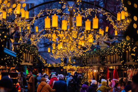 Weihnachtsmarkt & Fußballstadion: Aerosol-Experte erklärt, wie hoch die Ansteckungsgefahr ist