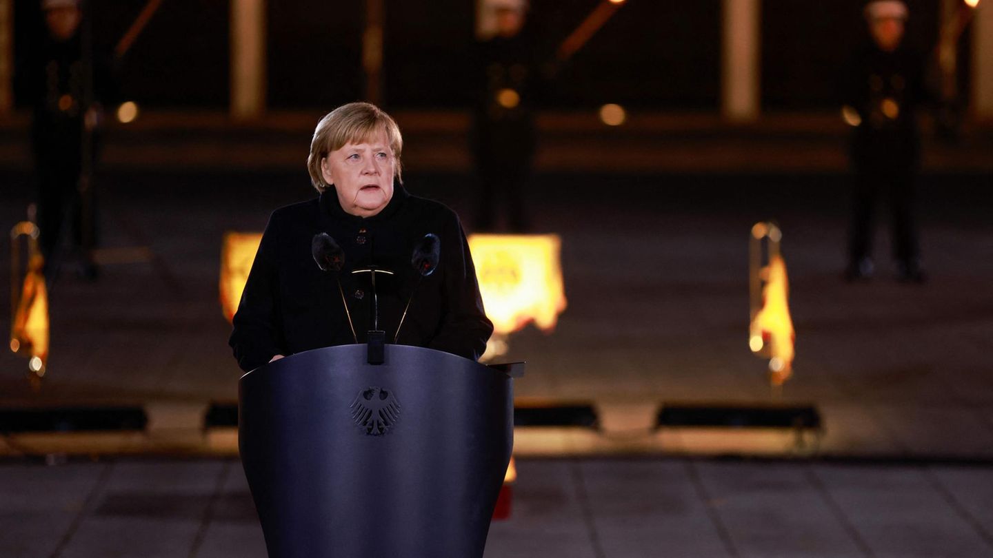 In the livestream: Big tattoo for Angela Merkel (video)