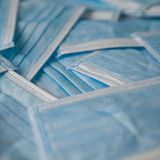 Medizinische Schutzmasken waren im gesamten Jahresverlauf gefragt. Einen ähnlich starken Run auf Desinfektionsprodukte wie in der ersten Corona-Welle, gab es 2021 hingegen nicht.