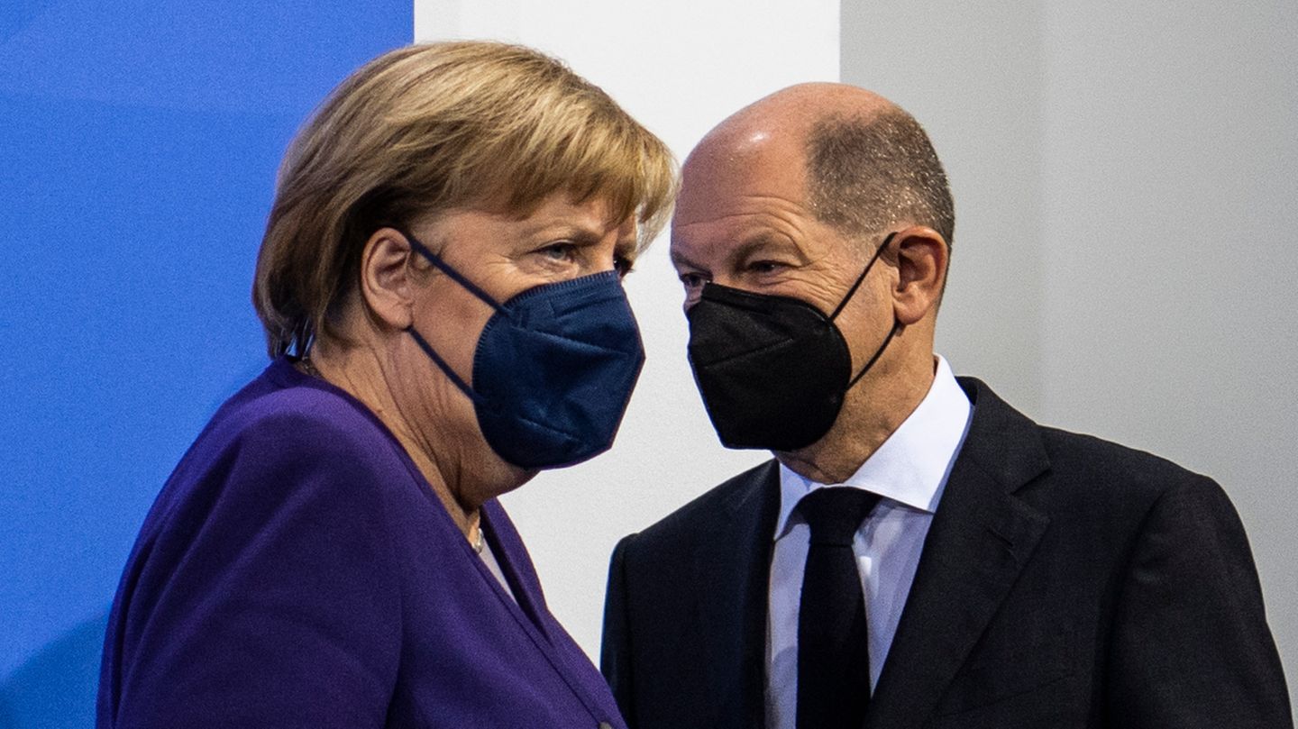 Die geschäftsführende Bundeskanzlerin Angela Merkel (CDU) und Olaf Scholz (SPD), designierter SPD-Kanzler