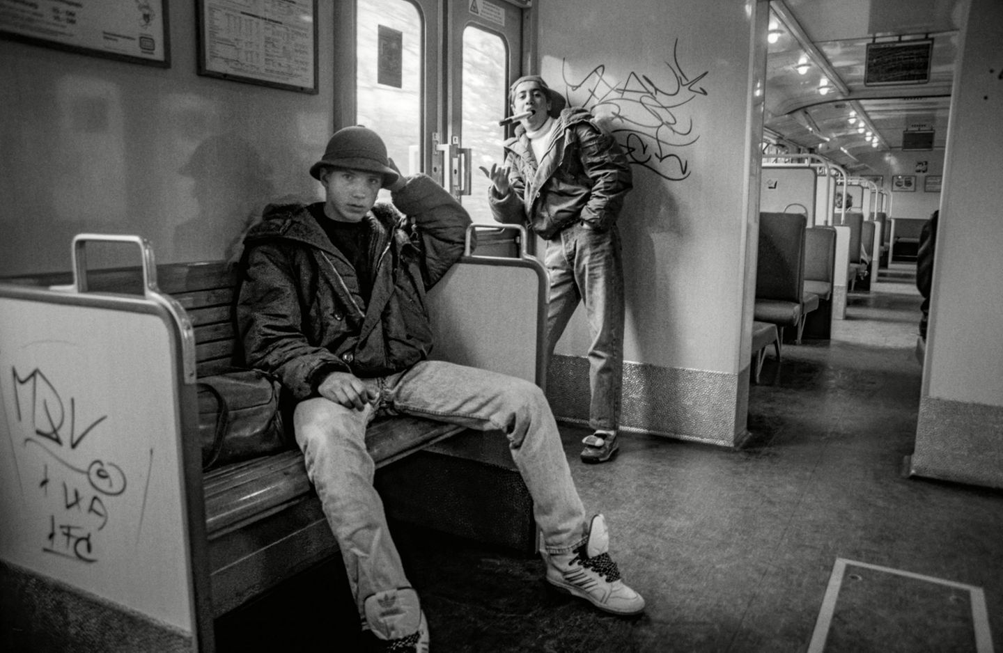 Von 1980 bis 1999: Abhängen in der Bahn Viele der Abbildungen in "Eine Stadt wird bunt" fangen nicht nur die Werke ein, sondern auch die Akteure und ihre Kultur. Hier posieren die beiden Sprüher Master Pit (sitzend) und der mittlerweile verstorbene Rest in der frisch betaggten S-Bahn. Abhängen in der Bahn Viele der Abbildungen in "Eine Stadt wird bunt" fangen nicht nur die Werke ein, sondern auch die Akteure und ihre Kultur. Hier posieren die beiden Sprüher Master Pit (sitzend) und der mittlerweile verstorbene Rest in der frisch betaggten S-Bahn.
