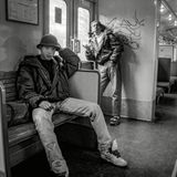 Abhängen in der Bahn  Viele der Abbildungen in "Eine Stadt wird bunt" fangen nicht nur die Werke ein, sondern auch die Akteure und ihre Kultur. Hier posieren die beiden Sprüher Master Pit (sitzend) und der mittlerweile verstorbene Rest in der frisch betaggten S-Bahn.