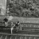 Gefährliches Hobby  Die Quellen der Bilder fallen so vielreich aus wie der Inhalt. Die Macher von "Eine Stadt wird bunt" jagten über fünf Jahre nach den alten Zeitzeugnissen, suchten auf Dachböden, in Archiven. Die drei Sprüher beim Überqueren der Gleise wurden 1988 von André Lützen eingefangen. Das Bild war Teil seiner Serie "Writer" im Rahmen seines Studium der Visuellen Kommunikation. 