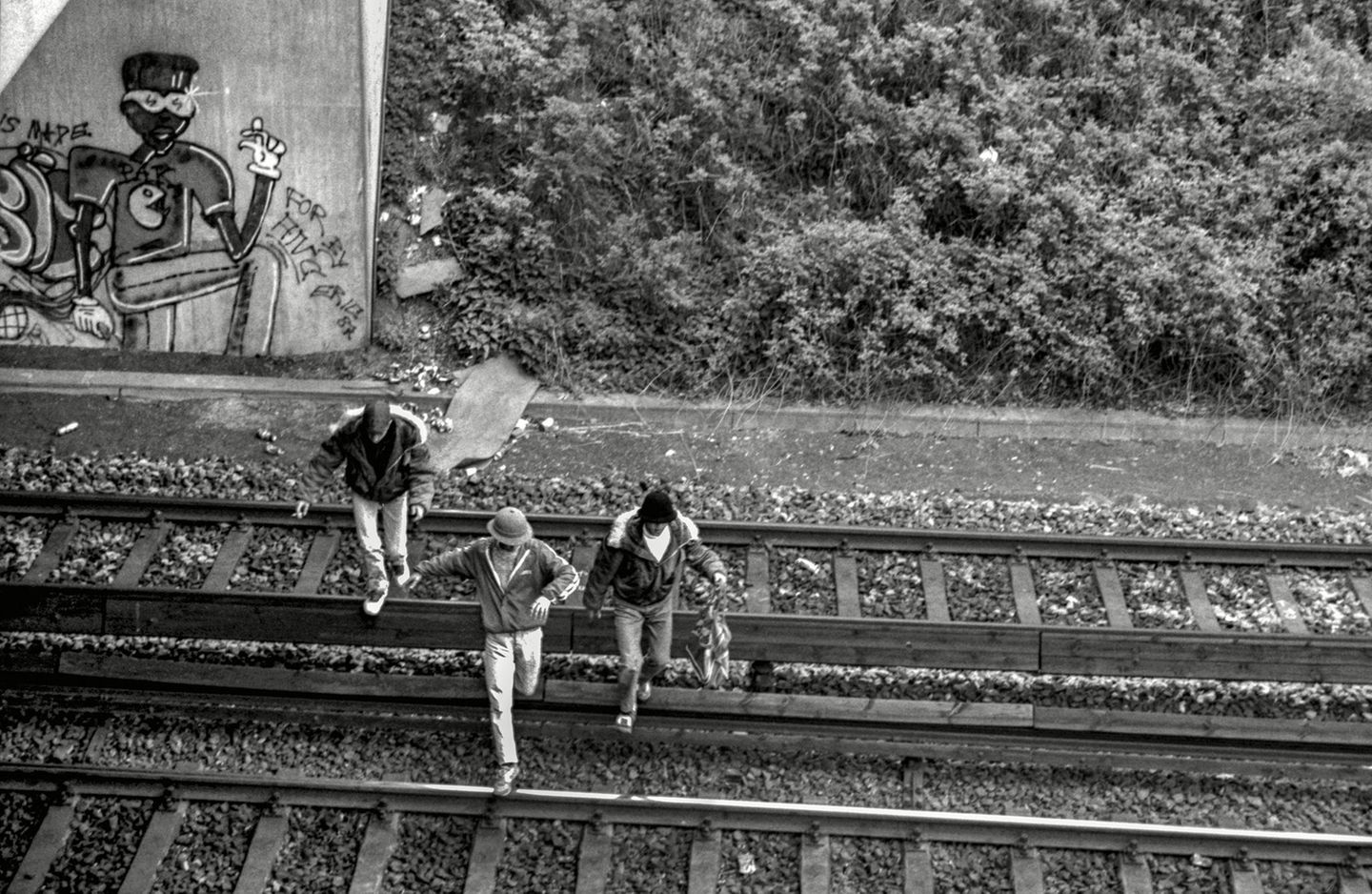 Von 1980 bis 1999: Gefährliches Hobby Die Quellen der Bilder fallen so vielreich aus wie der Inhalt. Die Macher von "Eine Stadt wird bunt" jagten über fünf Jahre nach den alten Zeitzeugnissen, suchten auf Dachböden, in Archiven. Die drei Sprüher beim Überqueren der Gleise wurden 1988 von André Lützen eingefangen. Das Bild war Teil seiner Serie "Writer" im Rahmen seines Studium der Visuellen Kommunikation. Gefährliches Hobby Die Quellen der Bilder fallen so vielreich aus wie der Inhalt. Die Macher von "Eine Stadt wird bunt" jagten über fünf Jahre nach den alten Zeitzeugnissen, suchten auf Dachböden, in Archiven. Die drei Sprüher beim Überqueren der Gleise wurden 1988 von André Lützen eingefangen. Das Bild war Teil seiner Serie "Writer" im Rahmen seines Studium der Visuellen Kommunikation.