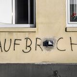 Aufbruch! - Hamburg Ottensen  Die politischen Sprüh-Wurzeln vor Ankunft des Graffiti im Stile der New Yorker Stils prägten auch die Szene, glauben die Macher von "Eine Stadt wird bunt". Und legten entsprechend Wert darauf, auch diese Wurzeln zu beleuchten.  Der Hamburger Professor Dr. Dr. Alf Trojan unterrichtete Medizinische Soziologie an der Universitätsklinik Eppendorf. Im Rahmen seiner Vorträge zeigte er immer wieder auch seine selbst fotografierten Aufnahmen von Hamburger Graffitis. Sie sind Teil des Stadtteilarchivs Ottensen.