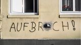 Aufbruch! - Hamburg Ottensen  Die politischen Sprüh-Wurzeln vor Ankunft des Graffiti im Stile der New Yorker Stils prägten auch die Szene, glauben die Macher von "Eine Stadt wird bunt". Und legten entsprechend Wert darauf, auch diese Wurzeln zu beleuchten.  Der Hamburger Professor Dr. Dr. Alf Trojan unterrichtete Medizinische Soziologie an der Universitätsklinik Eppendorf. Im Rahmen seiner Vorträge zeigte er immer wieder auch seine selbst fotografierten Aufnahmen von Hamburger Graffitis. Sie sind Teil des Stadtteilarchivs Ottensen.