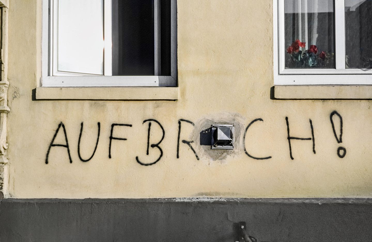 Aufbruch! - Hamburg Ottensen  Die politischen Sprüh-Wurzeln vor Ankunft des Graffiti im Stile der New Yorker Stils prägten auch die Szene, glauben die Macher von "Eine Stadt wird bunt". Und legten entsprechend Wert darauf, auch diese Wurzeln zu beleuchten.  Der Hamburger Professor Dr. Dr. Alf Trojan unterrichtete Medizinische Soziologie an der Universitätsklinik Eppendorf. Im Rahmen seiner Vorträge zeigte er immer wieder auch seine selbst fotografierten Aufnahmen von Hamburger Graffitis. Sie sind Teil des Stadtteilarchivs Ottensen.