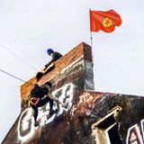 Klettertour  Während politisches Graffiti in der heutigen Szene in der Regel keine große Rolle spielt, war das früher durchaus anders. Hier seilte sich Sprüher Eric von einer Brandmauer ab, um eine Klageschrift gegen die Bundesrepublik und seine Unterstützung der PKK auf die Wand zu bringen.