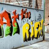 Eat the Rich - Hamburg Ottensen 1988  Die beiden Sprüher Gagarin und Gabba brachten den linken Slogan im Zuge des Protestes gegen die zunehmende Gentrifizierung des Stadtteils als bunten Schriftzug an. 