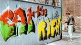 Eat the Rich - Hamburg Ottensen 1988  Die beiden Sprüher Gagarin und Gabba brachten den linken Slogan im Zuge des Protestes gegen die zunehmende Gentrifizierung des Stadtteils als bunten Schriftzug an. 