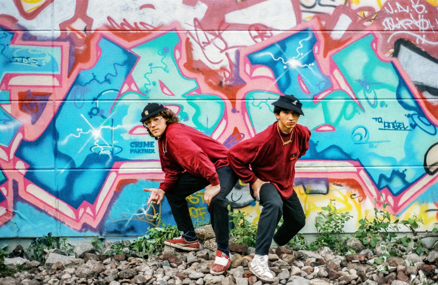 Hip-Hop nonstop  Die erste Welle des modernen Graffiti kam mit der Hiphop- und Breakdance-Welle nach Deutschland. Gerade zur Anfangszeit waren Graffiti und die noch junge Hip-Hop-Kultur hierzulande kaum zu trennen. Die Posen der Sprüher waren dieselben, die man vom Breakdance kannte. In diesem Fall ist das kein Wunder: Can 2 (links) und Jase sind auch lange als Breakdancer aktiv. Beide sprühen auch Jahrzehnte nach dieser 1988 entstandenen Aufnahme immer noch.