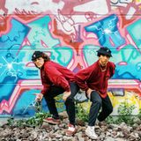 Hip-Hop nonstop  Die erste Welle des modernen Graffiti kam mit der Hiphop- und Breakdance-Welle nach Deutschland. Gerade zur Anfangszeit waren Graffiti und die noch junge Hip-Hop-Kultur hierzulande kaum zu trennen. Die Posen der Sprüher waren dieselben, die man vom Breakdance kannte. In diesem Fall ist das kein Wunder: Can 2 (links) und Jase sind auch lange als Breakdancer aktiv. Beide sprühen auch Jahrzehnte nach dieser 1988 entstandenen Aufnahme immer noch.