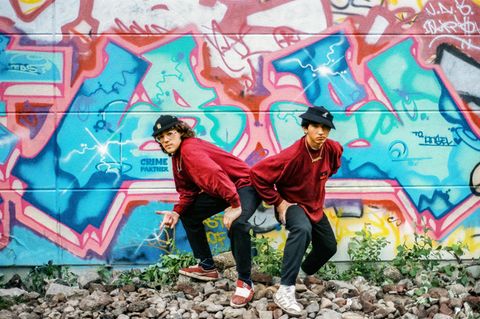 Hip-Hop nonstop  Die erste Welle des modernen Graffiti kam mit der Hiphop- und Breakdance-Welle nach Deutschland. Gerade zur Anfangszeit waren Graffiti und die noch junge Hip-Hop-Kultur hierzulande kaum zu trennen. Die Posen der Sprüher waren dieselben, die man vom Breakdance kannte. In diesem Fall ist das kein Wunder: Can 2 (links) und Jase sind auch lange als Breakdancer aktiv. Beide sprühen auch Jahrzehnte nach dieser 1988 entstandenen Aufnahme immer noch.