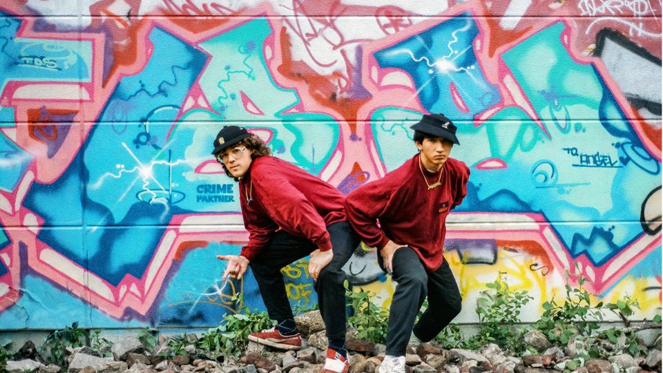 Hip-Hop nonstop  Die erste Welle des modernen Graffiti kam mit der Hiphop- und Breakdance-Welle nach Deutschland. Gerade zur Anfangszeit waren Graffiti und die noch junge Hip-Hop-Kultur hierzulande kaum zu trennen. Die Posen der Sprüher waren dieselben, die man vom Breakdance kannte. In diesem Fall ist das kein Wunder: Can 2 (links) und Jase sind auch lange als Breakdancer aktiv. Beide sprühen auch Jahrzehnte nach dieser 1988 entstandenen Aufnahme immer noch.