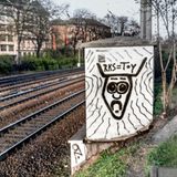 Ärger mit den Sicherheitskräften  Nicht nur die Sprüher selbst waren nachts aktiv. Eine Zeitlang zerstörten Mitarbeiter eines Sicherheitsdienstes immer wieder Graffiti und unterschrieben mit einem eigenen Sprayernamen - RKS. Die Beleidigung als "Toy" stellt in der Szene eine der gröbsten Abwertungen dar.