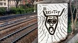 Ärger mit den Sicherheitskräften  Nicht nur die Sprüher selbst waren nachts aktiv. Eine Zeitlang zerstörten Mitarbeiter eines Sicherheitsdienstes immer wieder Graffiti und unterschrieben mit einem eigenen Sprayernamen - RKS. Die Beleidigung als "Toy" stellt in der Szene eine der gröbsten Abwertungen dar.