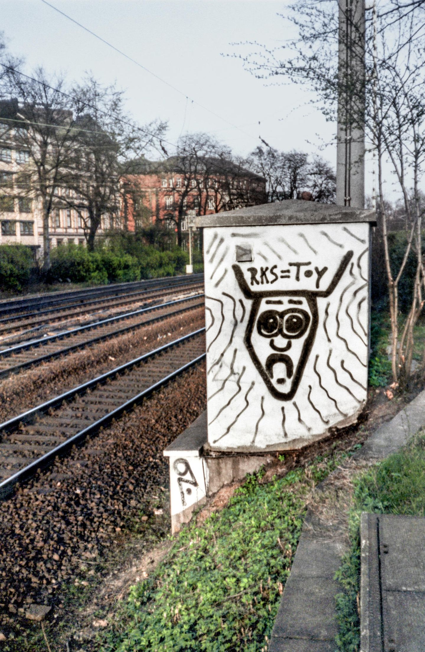 Von 1980 bis 1999: Ärger mit den Sicherheitskräften Nicht nur die Sprüher selbst waren nachts aktiv. Eine Zeitlang zerstörten Mitarbeiter eines Sicherheitsdienstes immer wieder Graffiti und unterschrieben mit einem eigenen Sprayernamen - RKS. Die Beleidigung als "Toy" stellt in der Szene eine der gröbsten Abwertungen dar. Ärger mit den Sicherheitskräften Nicht nur die Sprüher selbst waren nachts aktiv. Eine Zeitlang zerstörten Mitarbeiter eines Sicherheitsdienstes immer wieder Graffiti und unterschrieben mit einem eigenen Sprayernamen - RKS. Die Beleidigung als "Toy" stellt in der Szene eine der gröbsten Abwertungen dar.