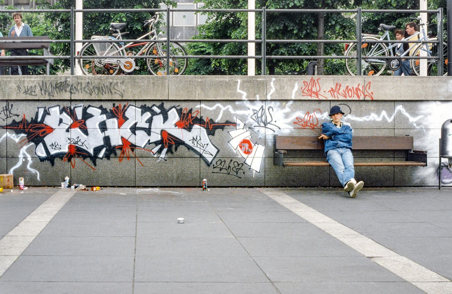 Zack an den Jungfernstieg  Der Jungfernstieg im Herzen Hamburgs diente der Szene lange als Treffpunkt, Corner genannt. Der perfekte Ort also, um die anderen Sprüher seine Werke sehen zu lassen. 
