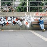 Zack an den Jungfernstieg  Der Jungfernstieg im Herzen Hamburgs diente der Szene lange als Treffpunkt, Corner genannt. Der perfekte Ort also, um die anderen Sprüher seine Werke sehen zu lassen. 