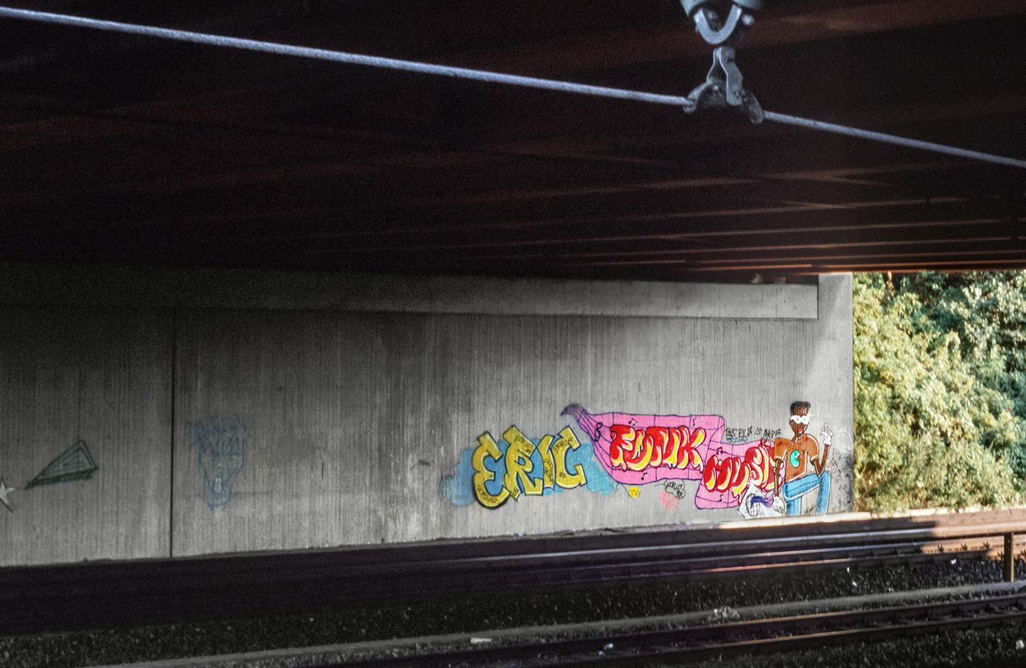 Bunt statt Grau  Sind heute längst sämtliche Wände an der Bahnlinie bunt bemalt, stachen die die grellen Farben der Graffiti in den Achzigerjahren vor den leeren, grauen Wänden noch besonders krass heraus. Kein Wunder, dass Werke wie dieses von Eric aus dem Jahr 1987 vielen Sprühern als Klassiker im Gedächtnis haften blieben