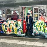 Am Zug  Nicht nur die Wände wurden bunter, auch die S-Bahnen und Regionalzüge bekamen Farbe. Jepsy, der dieses Werk auf einem DB-Wagen malte, hat in der Szene geradezu Legenden-Status. Er gilt als einer der besten und aktivsten Sprüher der Neunziger.