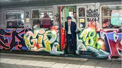 Am Zug  Nicht nur die Wände wurden bunter, auch die S-Bahnen und Regionalzüge bekamen Farbe. Jepsy, der dieses Werk auf einem DB-Wagen malte, hat in der Szene geradezu Legenden-Status. Er gilt als einer der besten und aktivsten Sprüher der Neunziger.