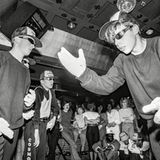 Jungspunde und alte Herren  Das Klischee, dass vor allem Teenager dem Graffitivirus verfallen, mag damals noch richtig gewesen sein. Heute stimmt es nur noch bedingt. Zwar gibt es immer wieder Nachwuchs, ein großer Teil der Szene hat die Jugend allerdings längst hinter sich und besteht aus Vertretern der alten Garde, die auch jenseits der 30 und teilweise sogar 50 noch weiter legal wie illegal aktiv bleiben. 