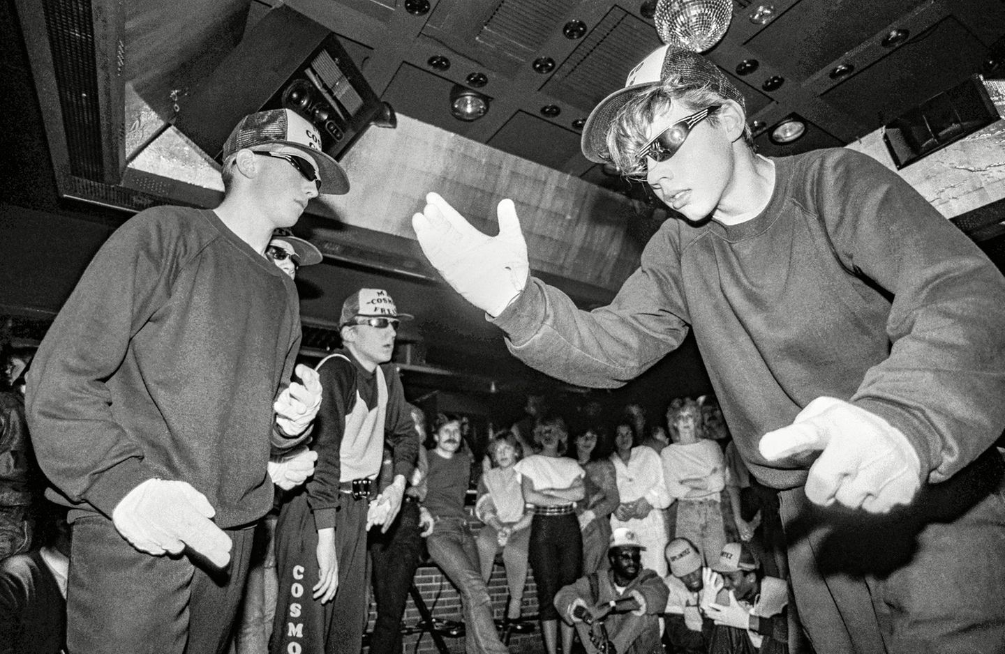 Von 1980 bis 1999: Jungspunde und alte Herren Das Klischee, dass vor allem Teenager dem Graffitivirus verfallen, mag damals noch richtig gewesen sein. Heute stimmt es nur noch bedingt. Zwar gibt es immer wieder Nachwuchs, ein großer Teil der Szene hat die Jugend allerdings längst hinter sich und besteht aus Vertretern der alten Garde, die auch jenseits der 30 und teilweise sogar 50 noch weiter legal wie illegal aktiv bleiben. Jungspunde und alte Herren Das Klischee, dass vor allem Teenager dem Graffitivirus verfallen, mag damals noch richtig gewesen sein. Heute stimmt es nur noch bedingt. Zwar gibt es immer wieder Nachwuchs, ein großer Teil der Szene hat die Jugend allerdings längst hinter sich und besteht aus Vertretern der alten Garde, die auch jenseits der 30 und teilweise sogar 50 noch weiter legal wie illegal aktiv bleiben.