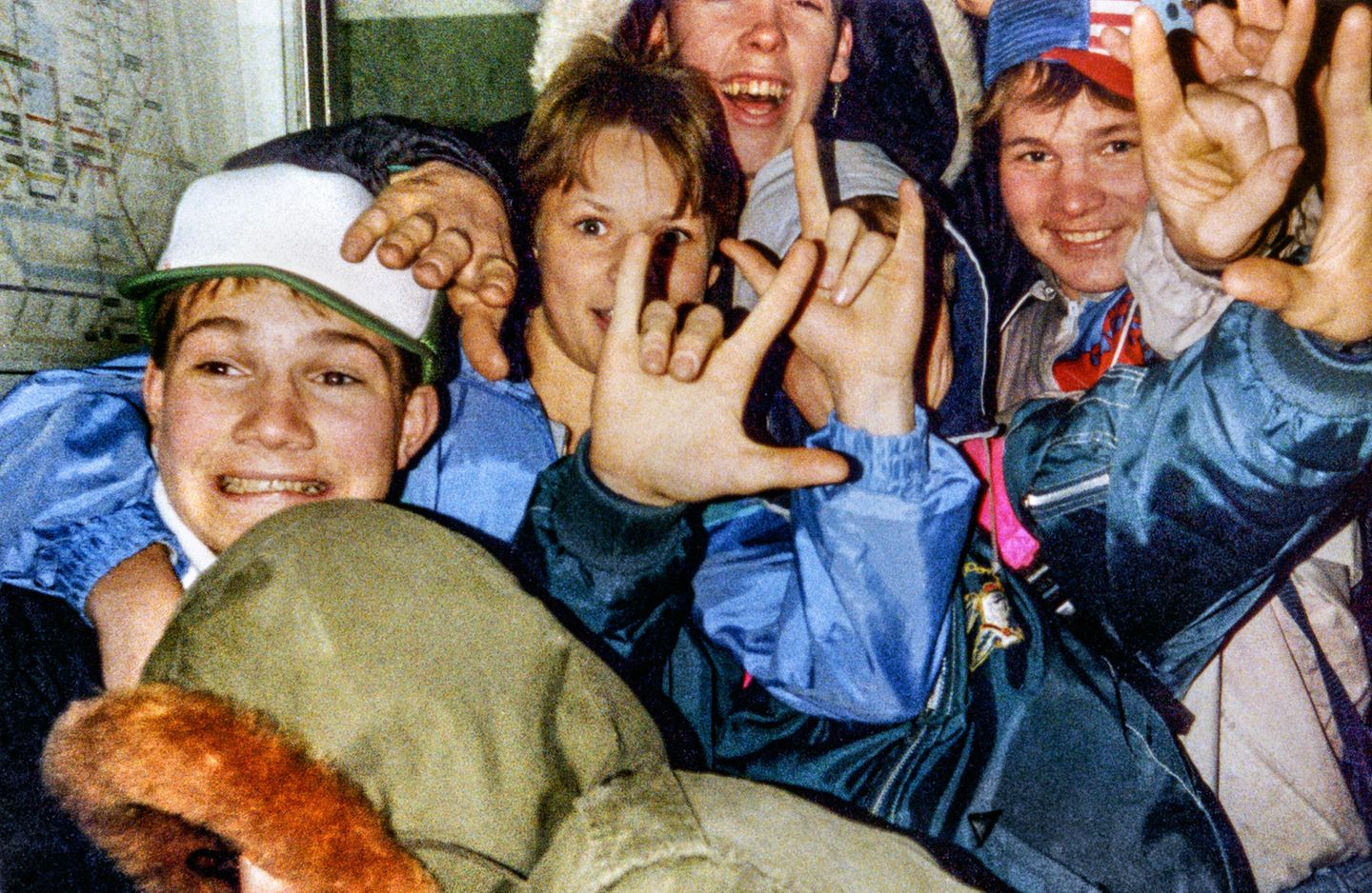 Von 1980 bis 1999: Gefundene Jugend In der Hamburger Szene wird das Buch sowohl als Geschichtswerk als auch als gemeinsames Fotoalbum geschätzt. Bei der Veröffentlichungsfeier in der Golden Handy Gallery in der Hamburger Neustadt herrschte die Stimmung eines Klassentreffens der alten Hasen - die in den Bildern aus ihrer Jugend schwelgten wie bei den Aufnahmen einer Klassenfahrt. Gefundene Jugend In der Hamburger Szene wird das Buch sowohl als Geschichtswerk als auch als gemeinsames Fotoalbum geschätzt. Bei der Veröffentlichungsfeier in der Golden Handy Gallery in der Hamburger Neustadt herrschte die Stimmung eines Klassentreffens der alten Hasen - die in den Bildern aus ihrer Jugend schwelgten wie bei den Aufnahmen einer Klassenfahrt.